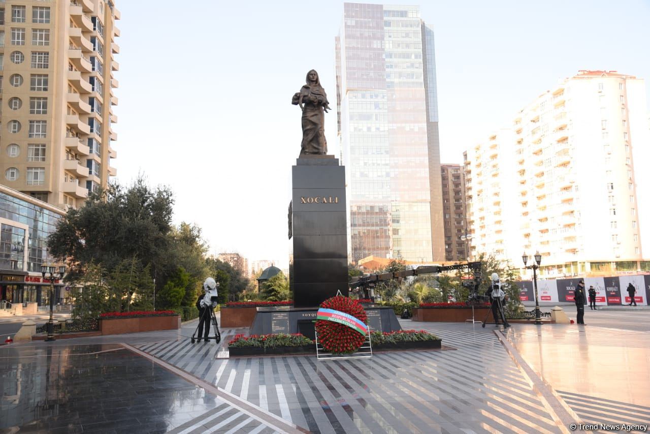 Azərbaycan ictimaiyyəti "Ana harayı" abidəsini ziyarət edir (FOTO)