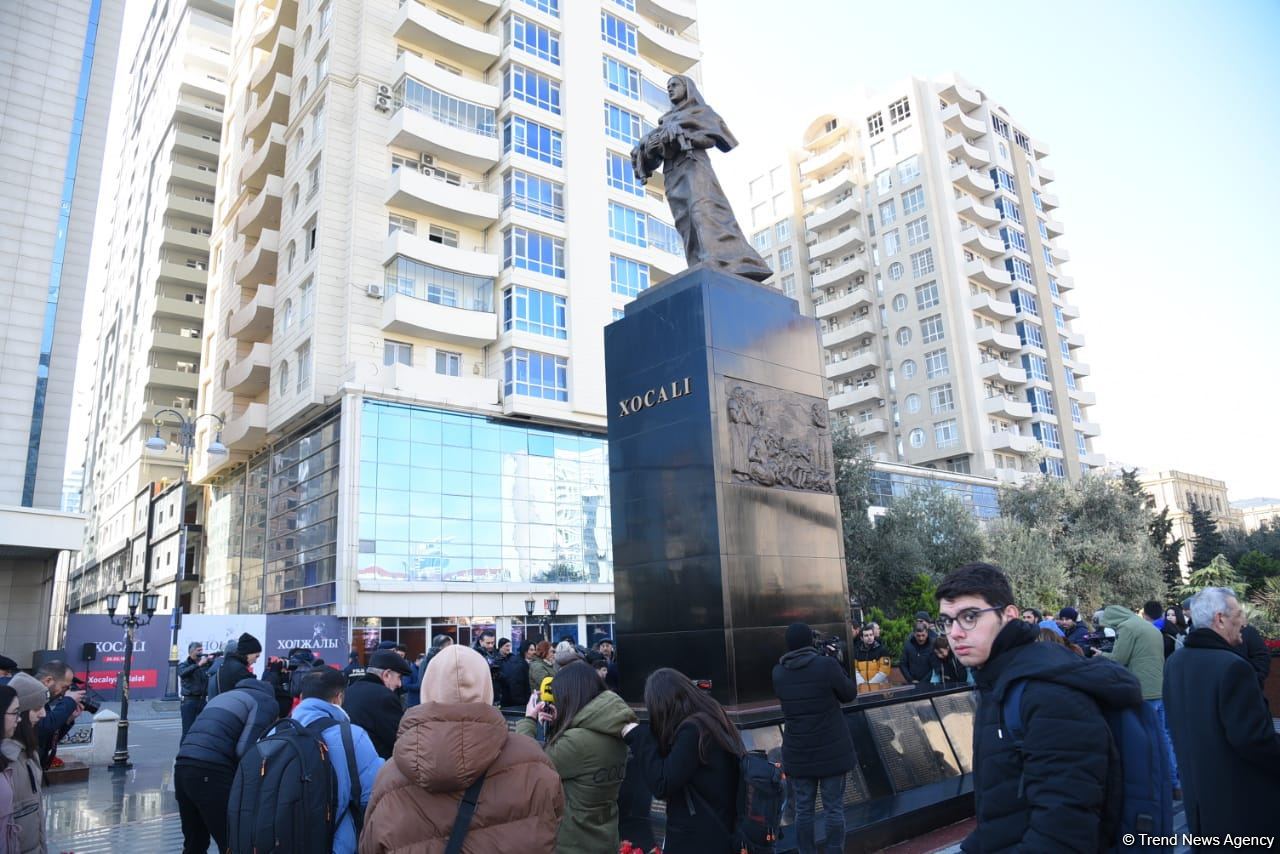 Azərbaycan ictimaiyyəti "Ana harayı" abidəsini ziyarət edir (FOTO)