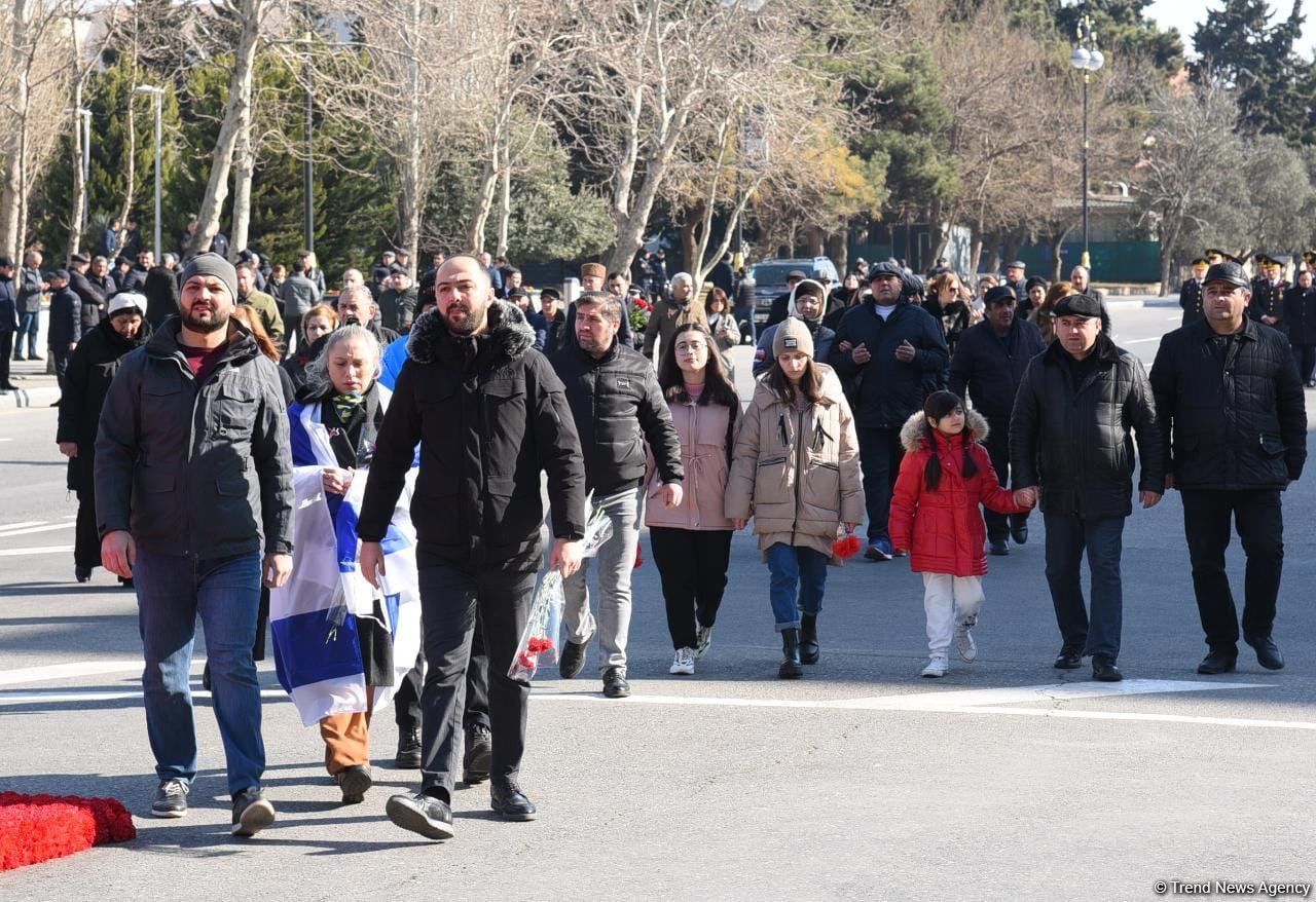 Azərbaycan ictimaiyyəti "Ana harayı" abidəsini ziyarət edir (FOTO)
