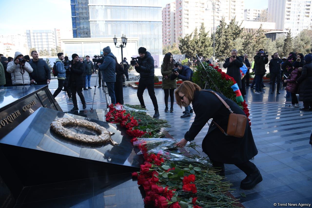 Azərbaycan ictimaiyyəti "Ana harayı" abidəsini ziyarət edir (FOTO)