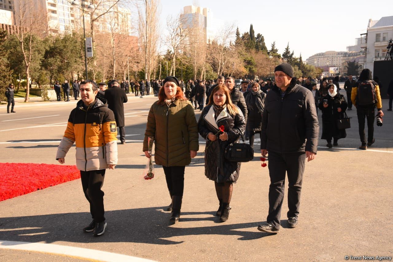 Azərbaycan ictimaiyyəti "Ana harayı" abidəsini ziyarət edir (FOTO)