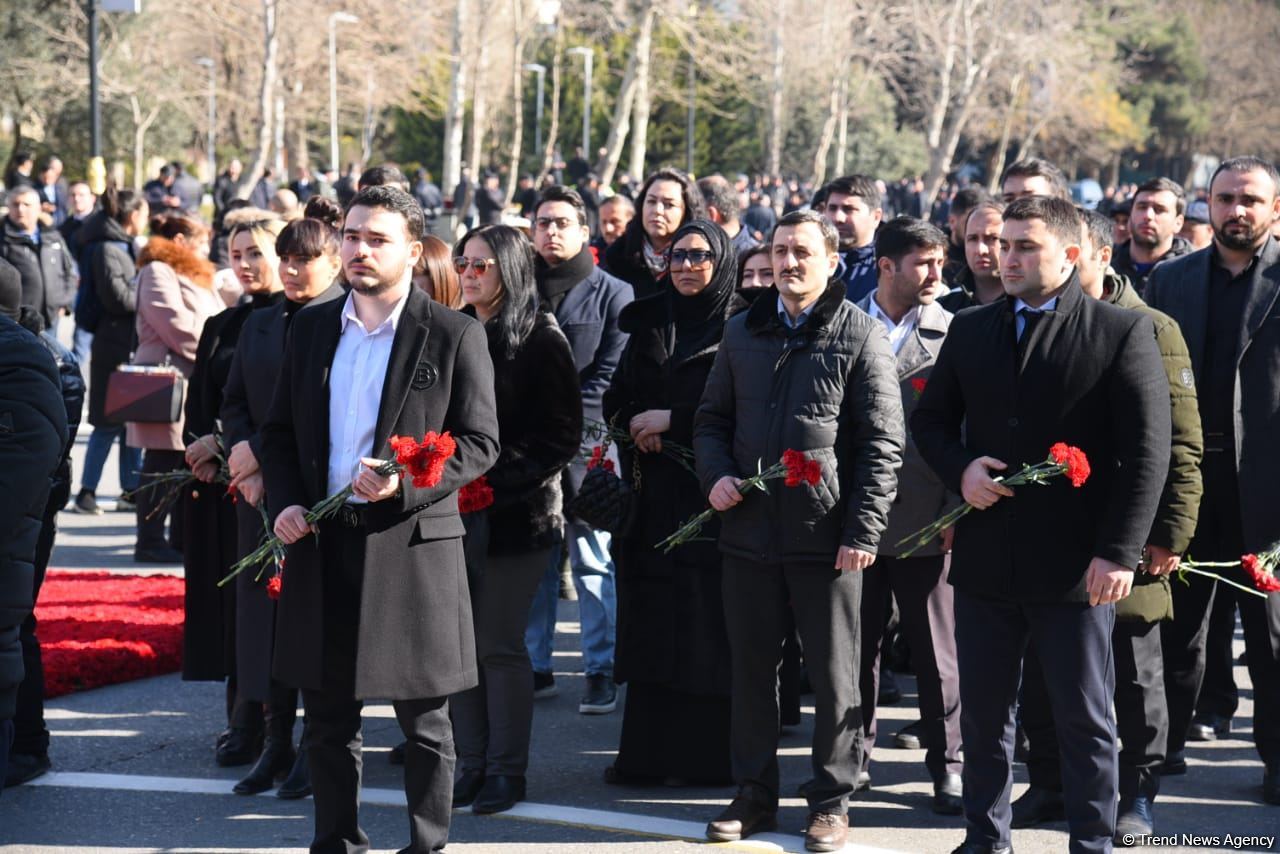 Azərbaycan ictimaiyyəti "Ana harayı" abidəsini ziyarət edir (FOTO)