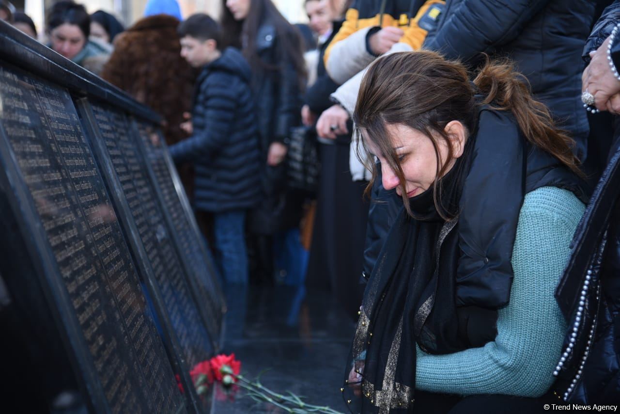 Azərbaycan ictimaiyyəti "Ana harayı" abidəsini ziyarət edir (FOTO)