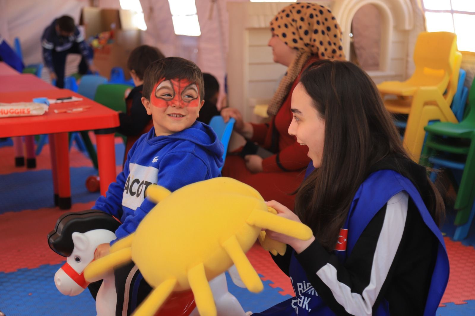 Azərbaycan könüllüləri Türkiyədə onminlərlə zərərçəkənə xidmət edib (FOTO)