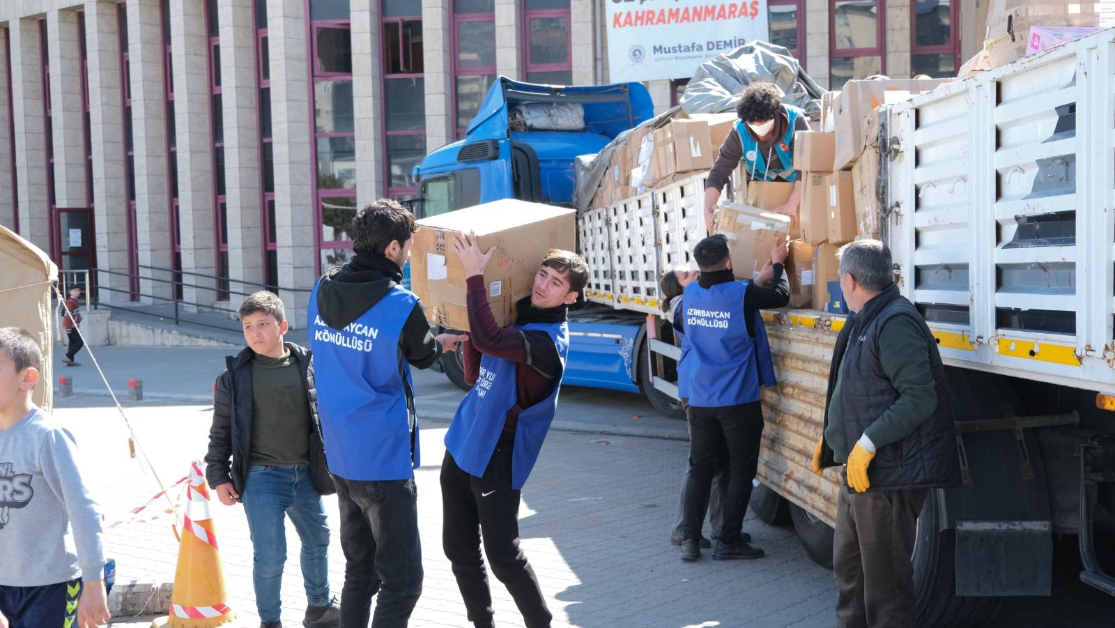 Azərbaycan könüllüləri Türkiyədə onminlərlə zərərçəkənə xidmət edib (FOTO)