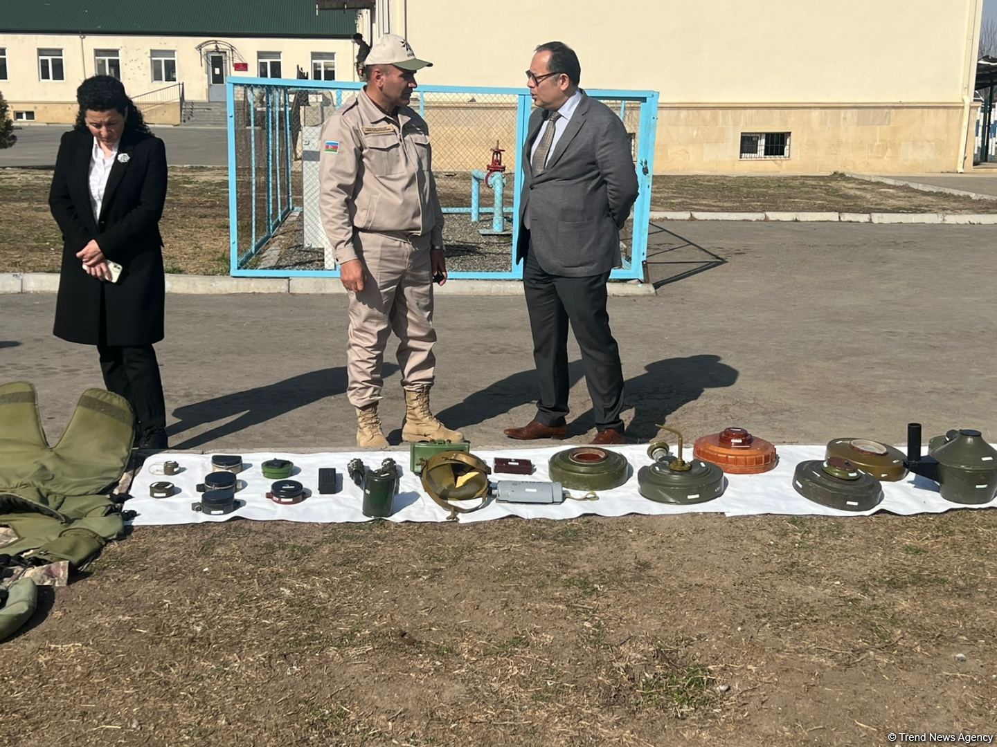 Hərbi hissələrdə mina axtarma əməliyyatlarının öyrədilməsi həyata keçirilir (FOTO)