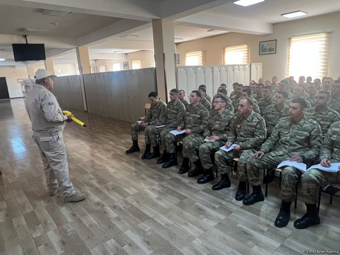 Hərbi hissələrdə mina axtarma əməliyyatlarının öyrədilməsi həyata keçirilir (FOTO)