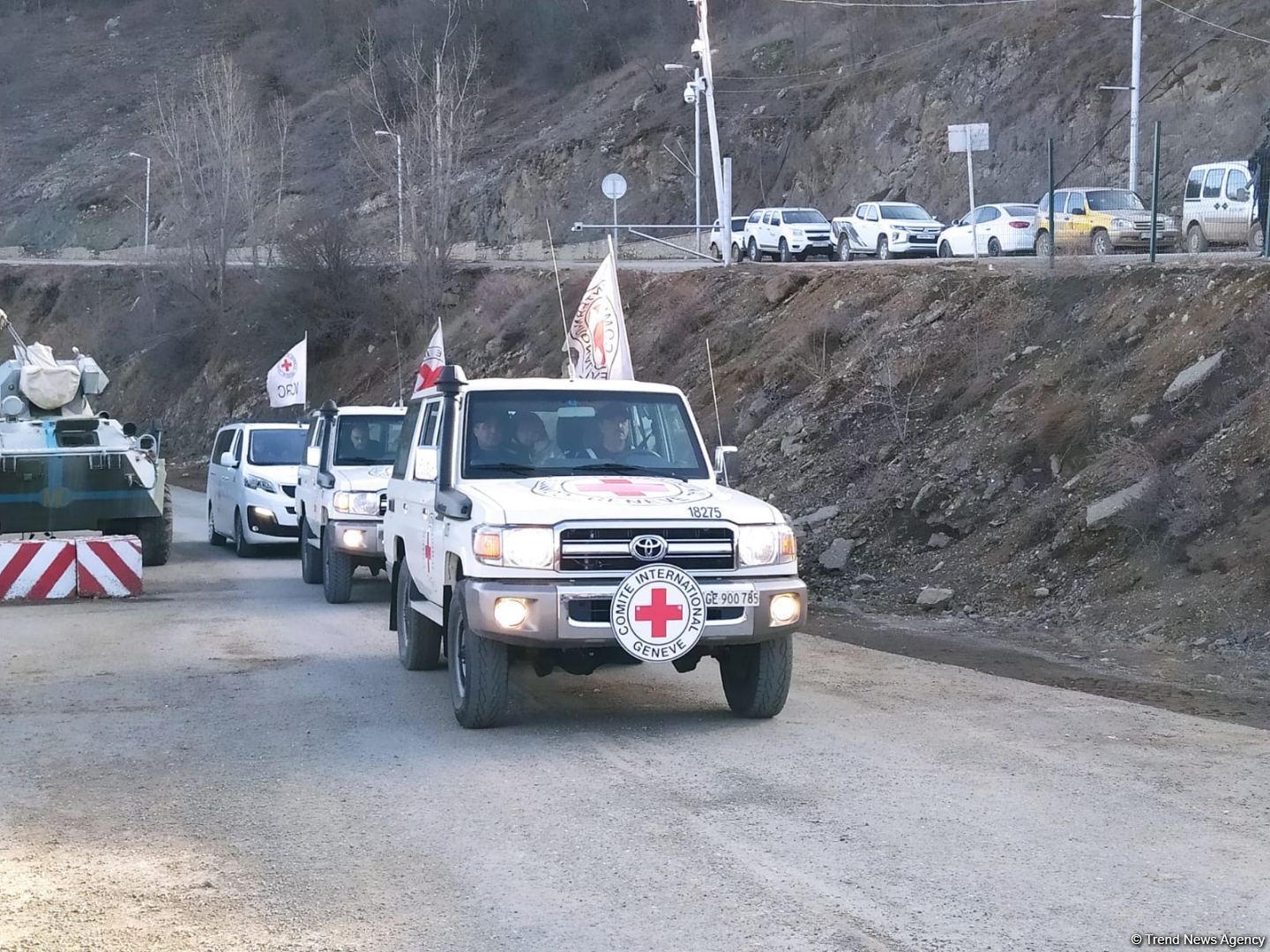 BQXK-ya məxsus avtomobillər Laçın yolundan keçib (FOTO)