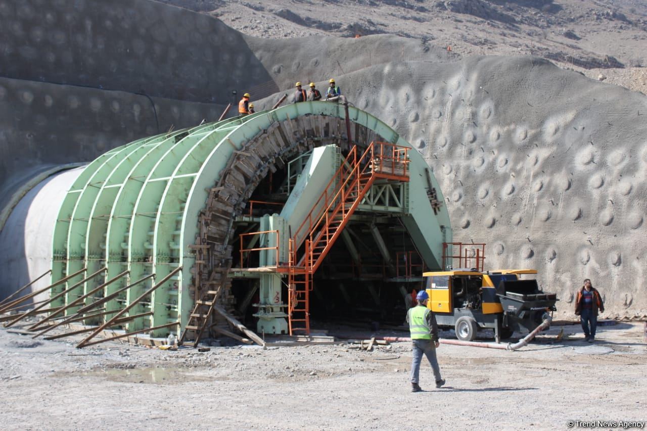 Horadiz-Ağbənd yolunda bütün tunellərin qazıntı işləri başa çatdırılıb (FOTO)