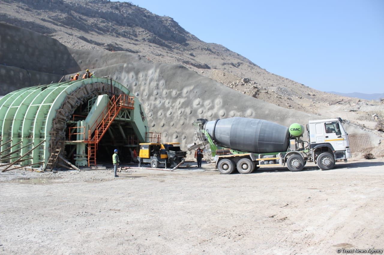 Horadiz-Ağbənd yolunda bütün tunellərin qazıntı işləri başa çatdırılıb (FOTO)