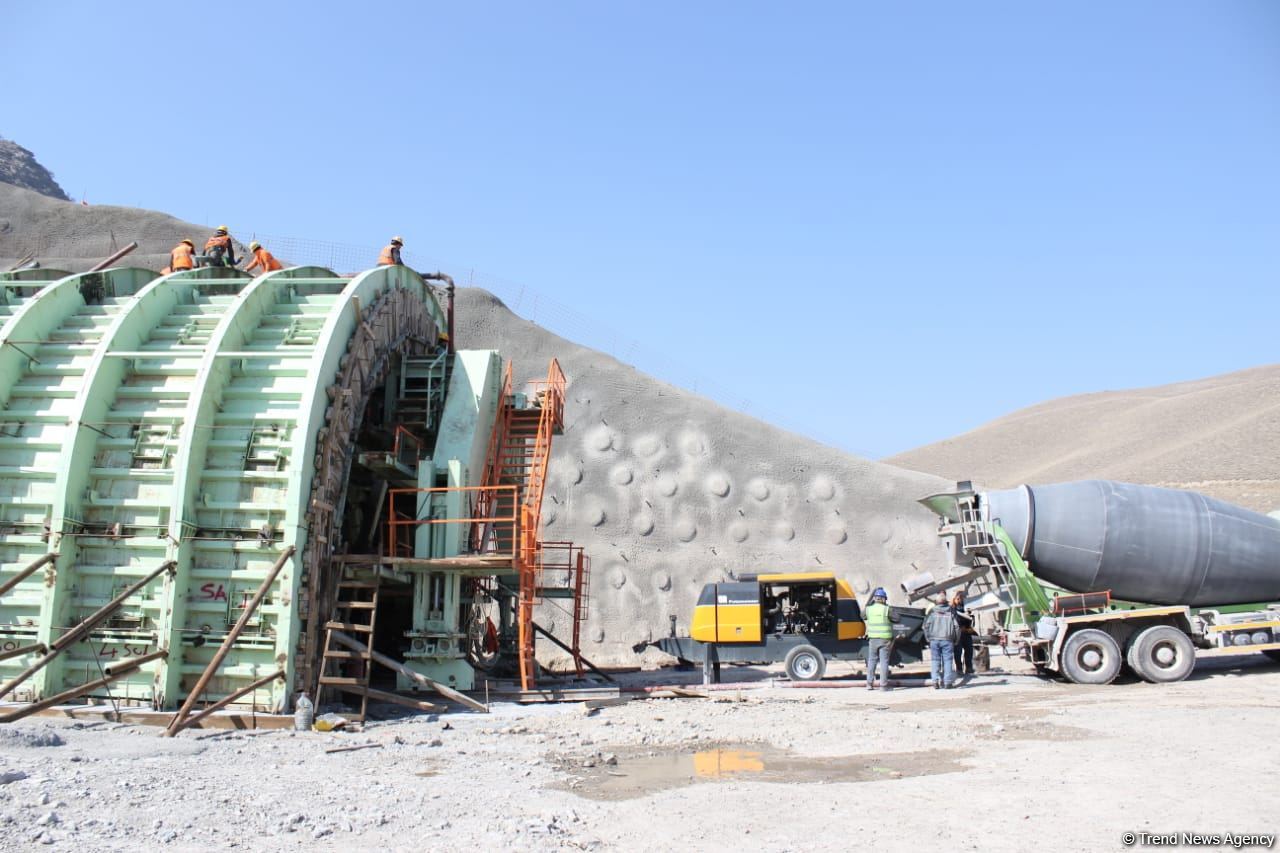 Horadiz-Ağbənd yolunda bütün tunellərin qazıntı işləri başa çatdırılıb (FOTO)