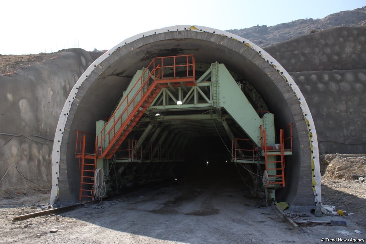 Horadiz-Ağbənd yolunda bütün tunellərin qazıntı işləri başa çatdırılıb (FOTO)