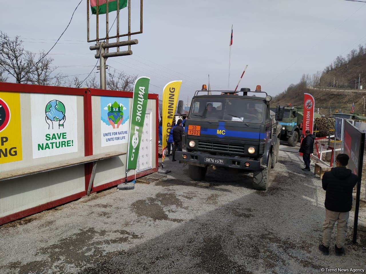 8 avtomobil Laçın yolundan keçib (FOTO)