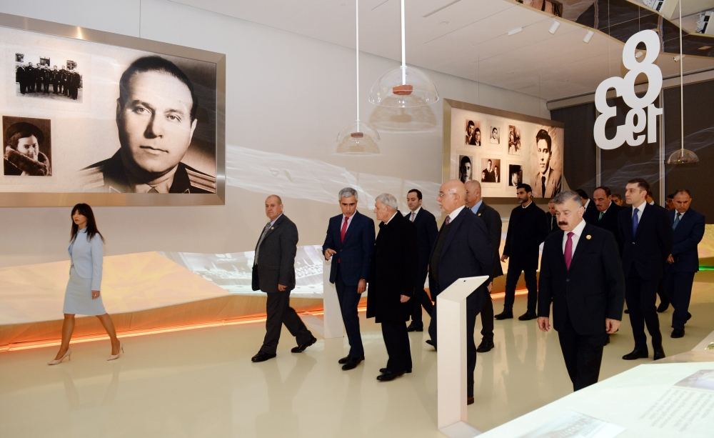 İraq Prezidenti Əbdüllətif Camal Rəşid Heydər Əliyev Mərkəzi ilə tanış olub (FOTO)