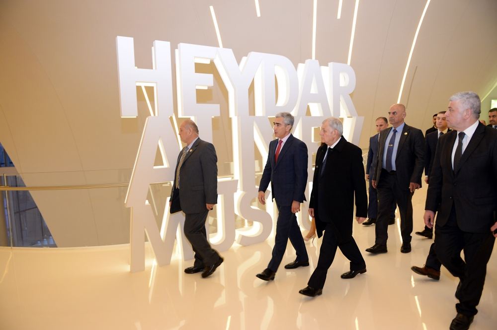 İraq Prezidenti Əbdüllətif Camal Rəşid Heydər Əliyev Mərkəzi ilə tanış olub (FOTO)