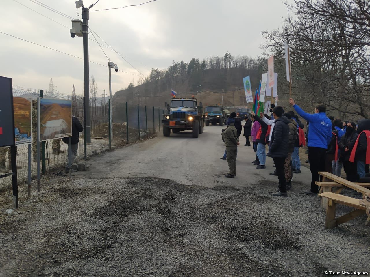 Sülhməramlılara aid avtomobil karvanı Laçın yolundan keçib (FOTO)