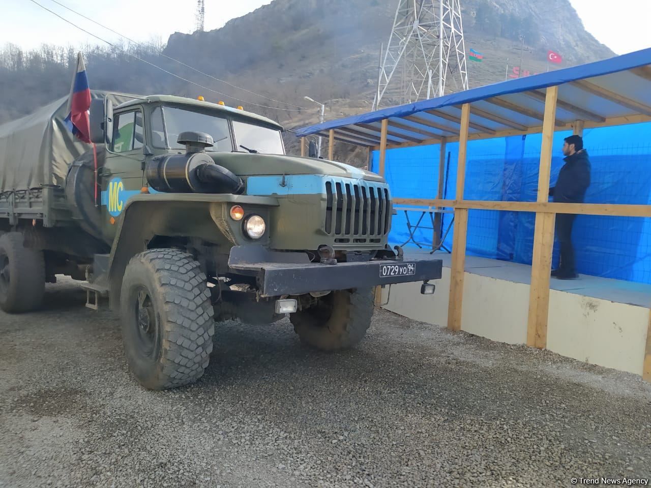 12 avtomobil Laçın yolundan keçib (FOTO)