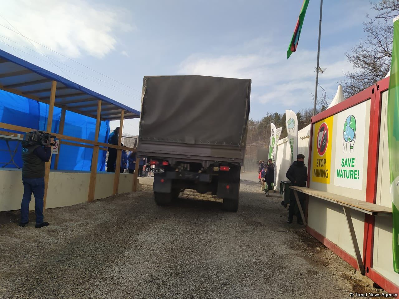 12 avtomobil Laçın yolundan keçib (FOTO)