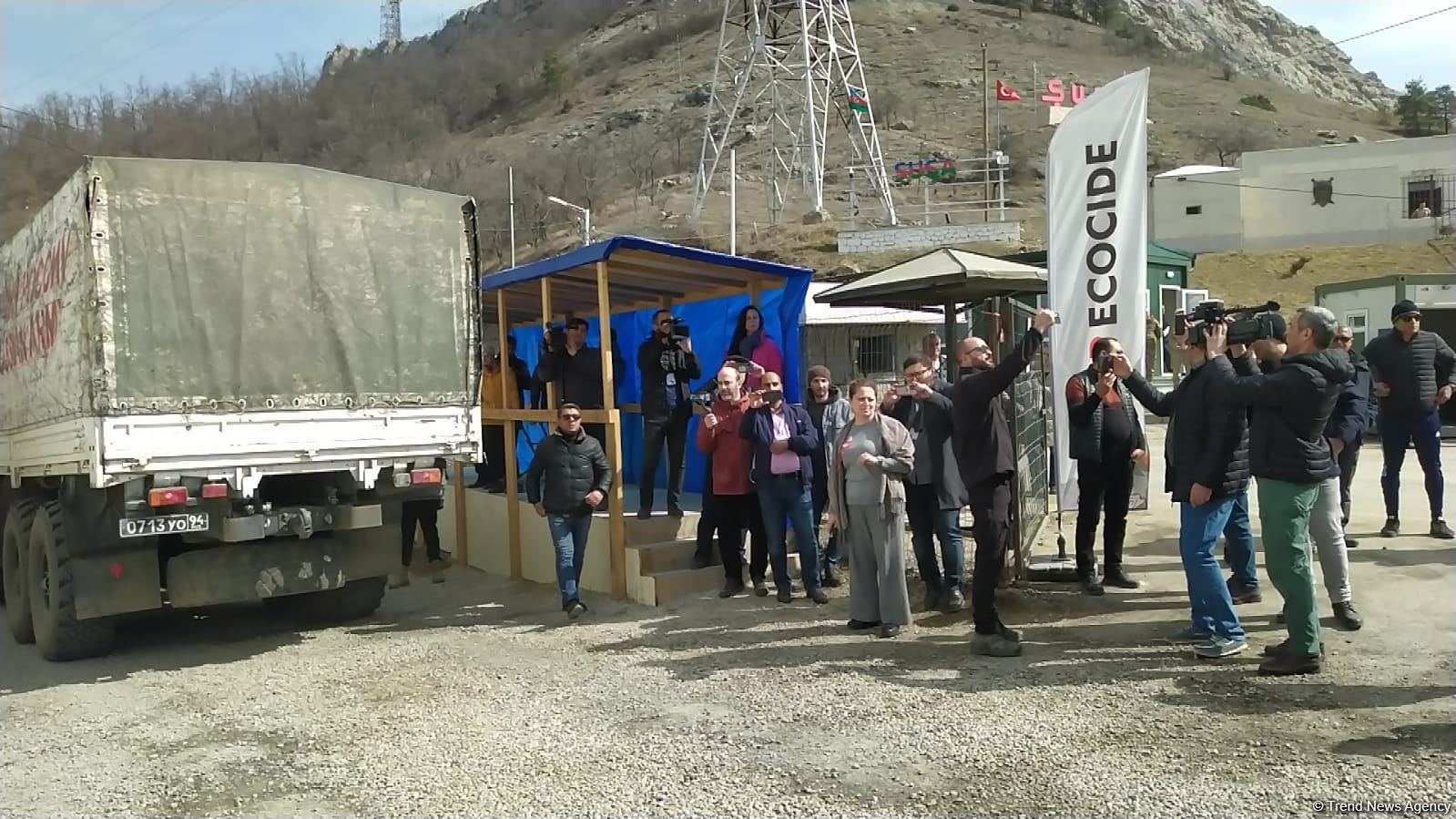 Sülhməramlılara aid 20 avtomobil Laçın yolundan keçib (FOTO)