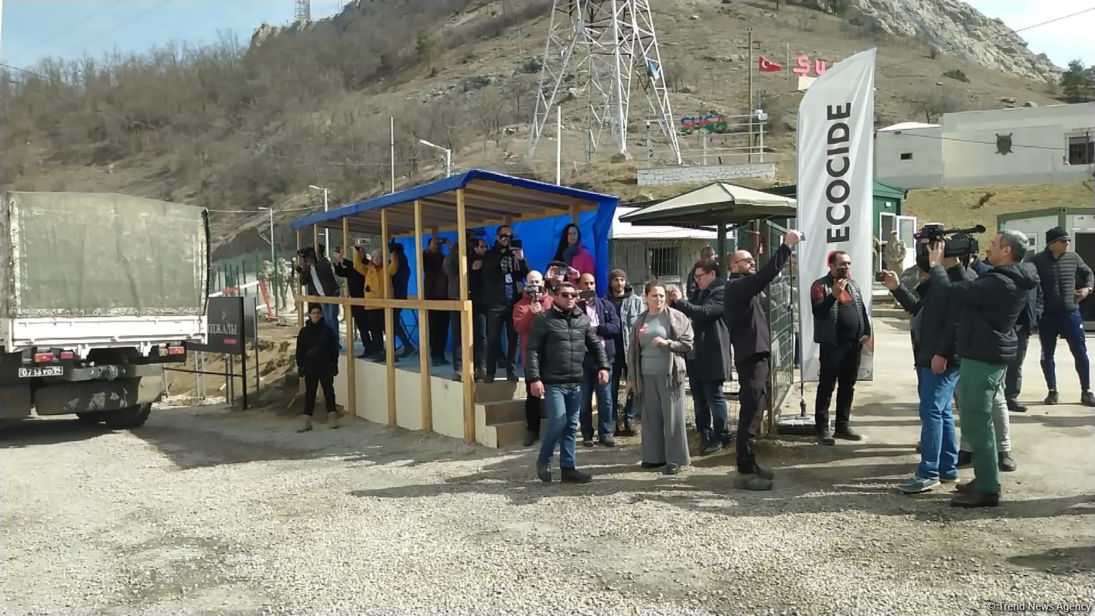 Sülhməramlılara aid 20 avtomobil Laçın yolundan keçib (FOTO)