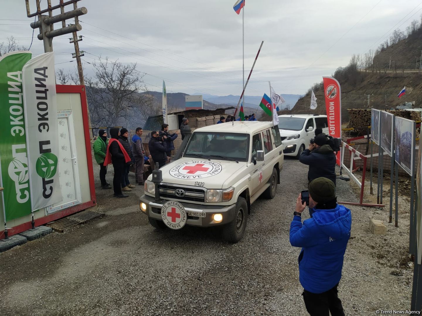 BQXK-ya məxsus 6 avtomobil Laçın yolundan keçib (FOTO)