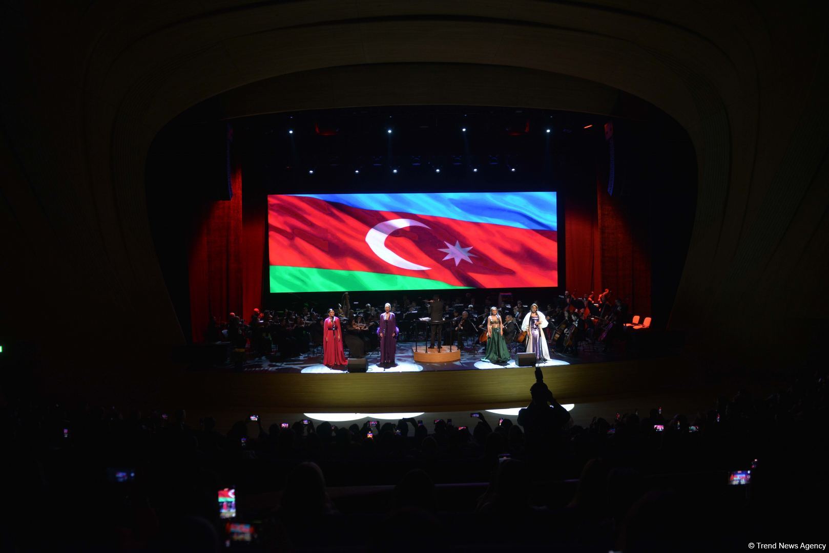 Yüksək opera sənətinin və modanın füsunkar harmoniyası - Heydər Əliyev Mərkəzinin 8 mart hədiyyəsi (FOTO)