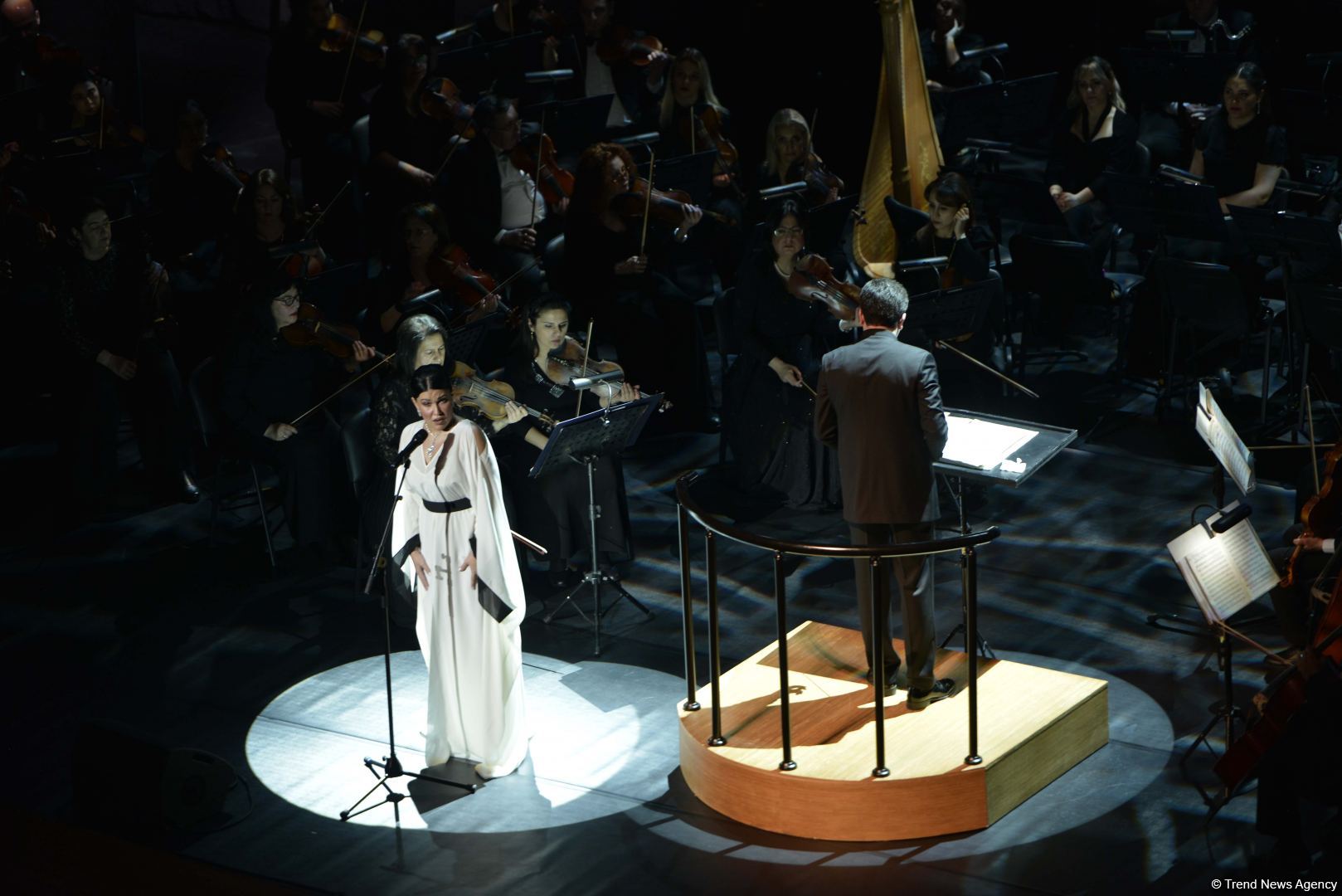 Yüksək opera sənətinin və modanın füsunkar harmoniyası - Heydər Əliyev Mərkəzinin 8 mart hədiyyəsi (FOTO)