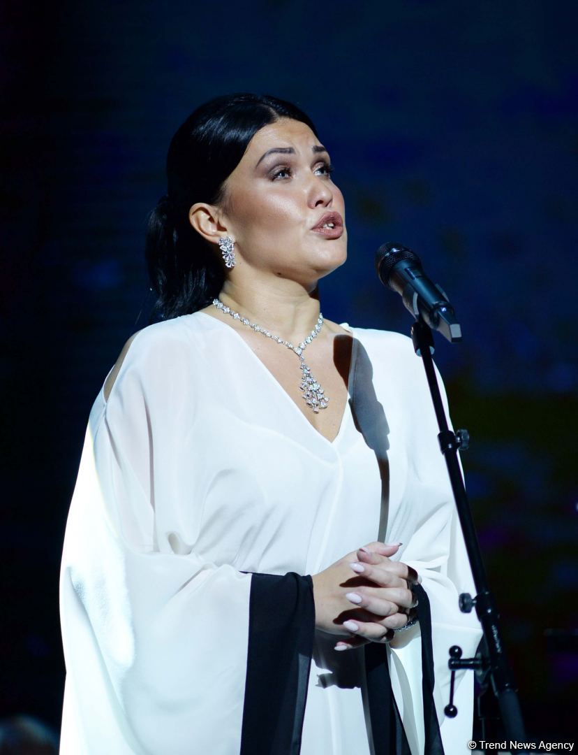 Yüksək opera sənətinin və modanın füsunkar harmoniyası - Heydər Əliyev Mərkəzinin 8 mart hədiyyəsi (FOTO)