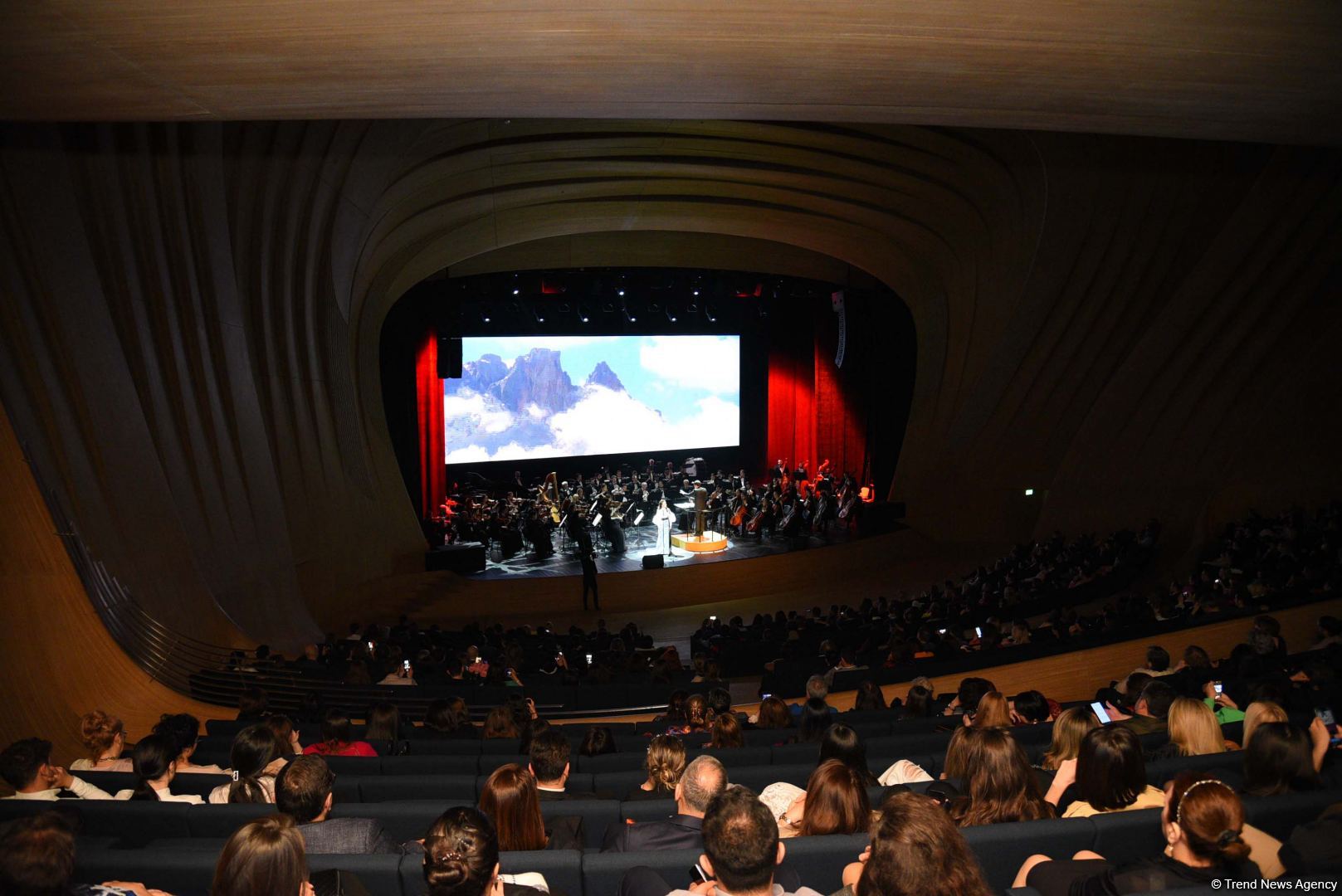 Yüksək opera sənətinin və modanın füsunkar harmoniyası - Heydər Əliyev Mərkəzinin 8 mart hədiyyəsi (FOTO)
