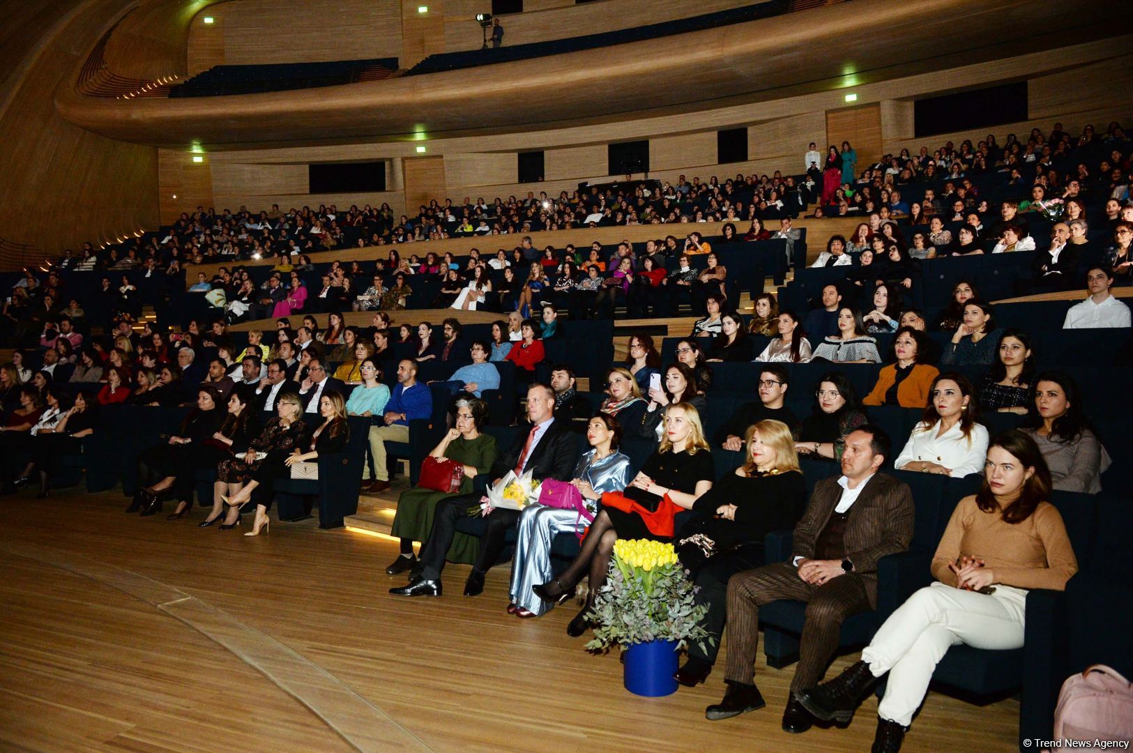 Yüksək opera sənətinin və modanın füsunkar harmoniyası - Heydər Əliyev Mərkəzinin 8 mart hədiyyəsi (FOTO)