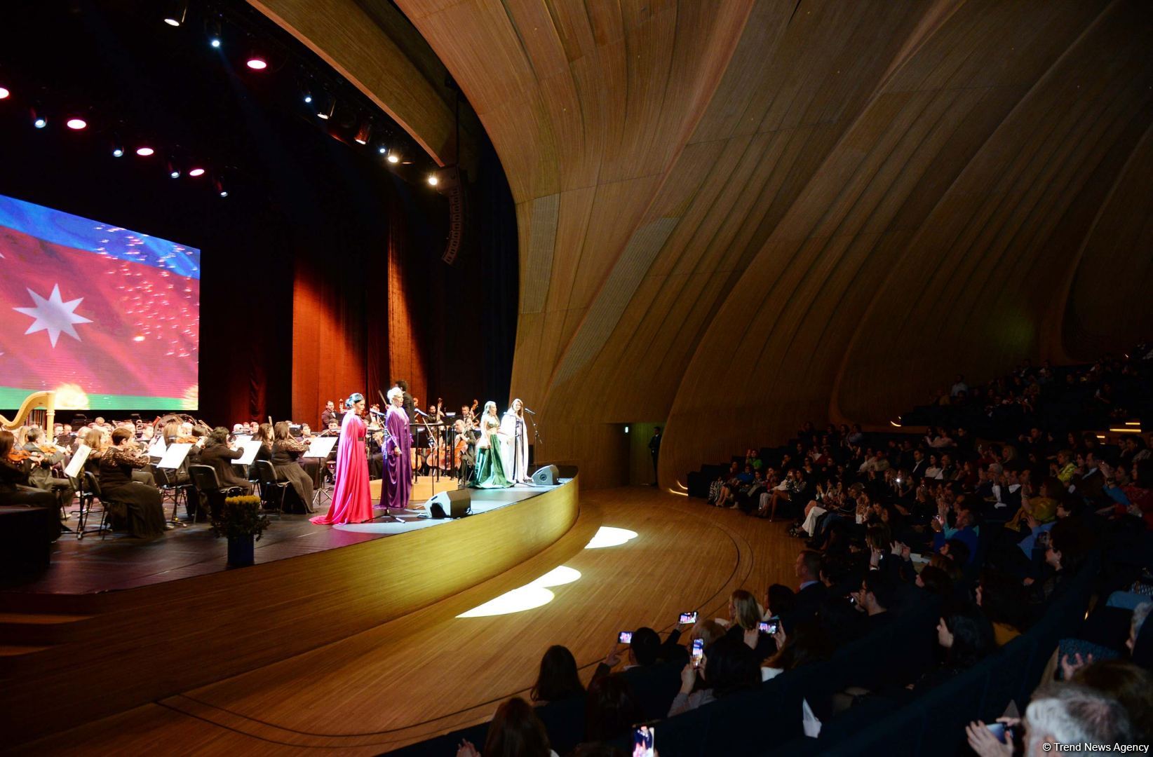 Yüksək opera sənətinin və modanın füsunkar harmoniyası - Heydər Əliyev Mərkəzinin 8 mart hədiyyəsi (FOTO)