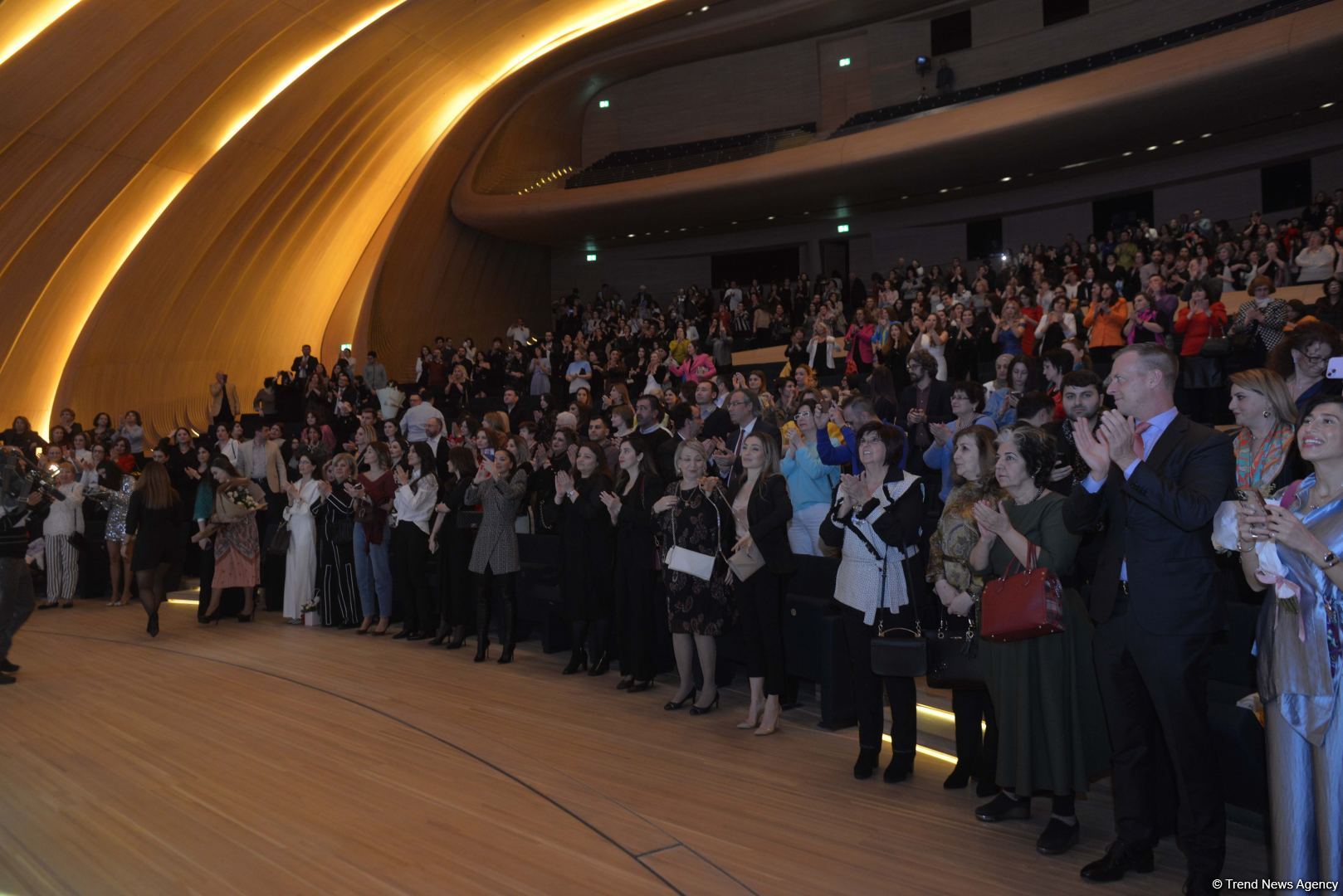 Yüksək opera sənətinin və modanın füsunkar harmoniyası - Heydər Əliyev Mərkəzinin 8 mart hədiyyəsi (FOTO)