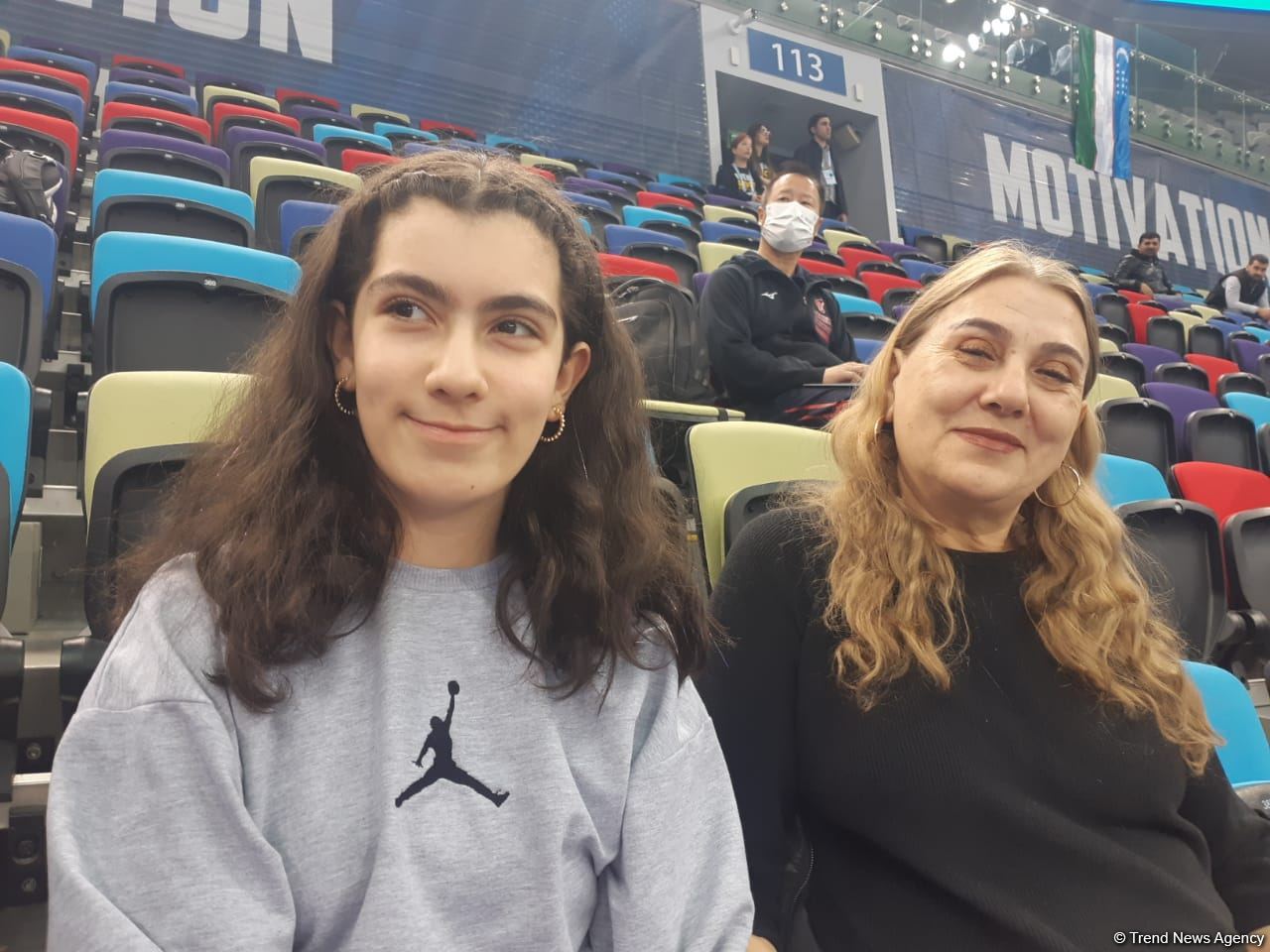 Milli Gimnastika Arenasında mühit çox gözəldir - Yarışların gənc izləyicisi