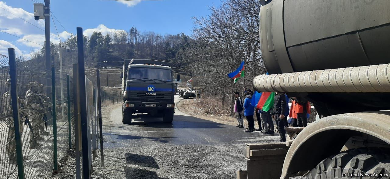 Sülhməramlılara aid daha doqquz avtomobil Laçın yolundan maneəsiz keçib (FOTO)