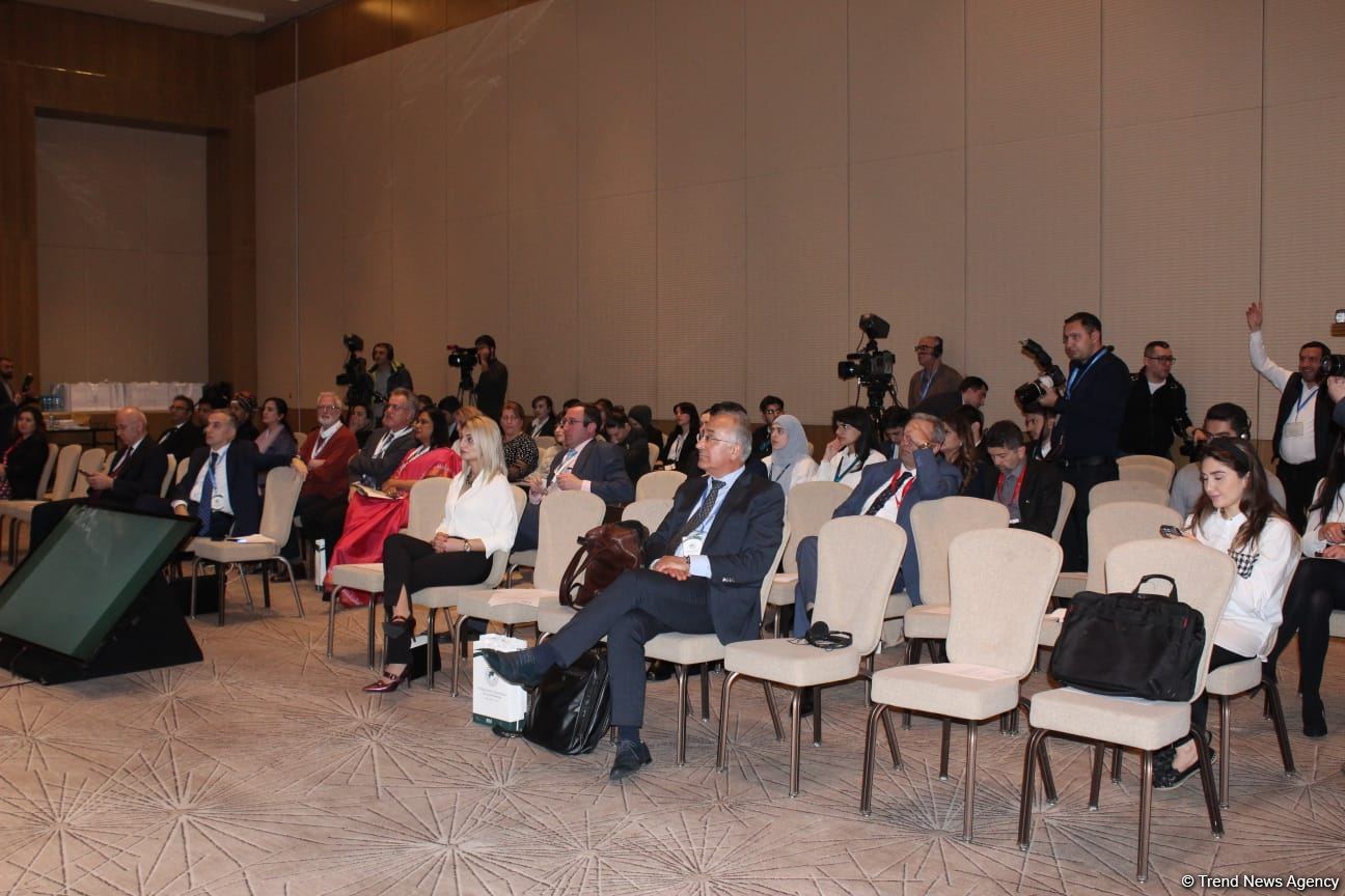İslamofobiya ilə bağlı beynəlxalq konfransda müsəlmanlarla bağlı konspiroloji nəzəriyyələr müzakirə olunub (FOTO)