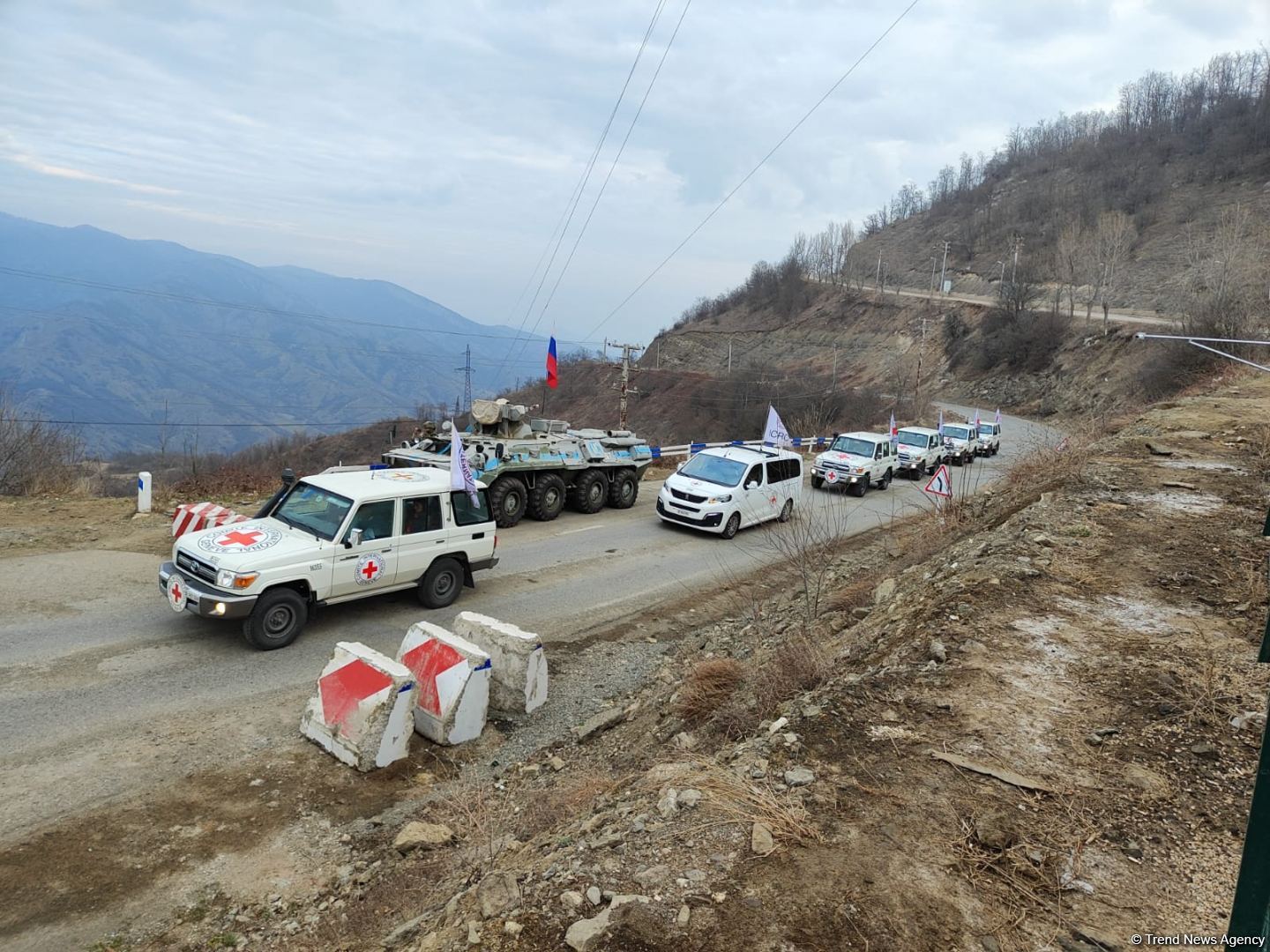 BQXK-ya məxsus avtomobillər yenidən Laçın yolundan keçib (FOTO)
