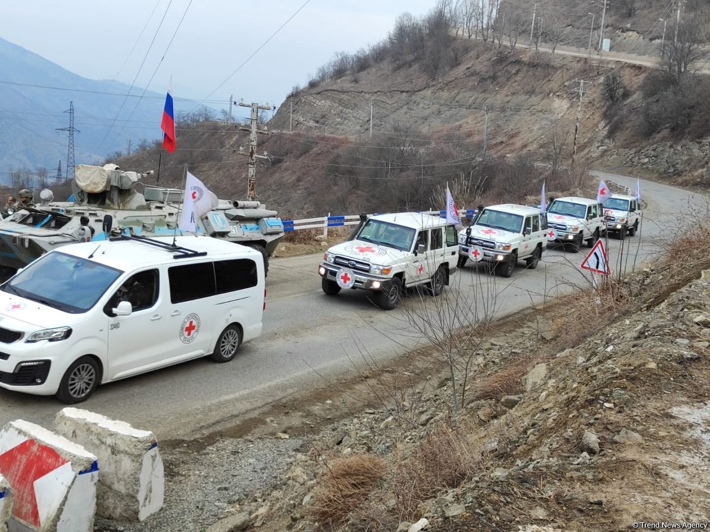 BQXK-ya məxsus avtomobillər yenidən Laçın yolundan keçib (FOTO)