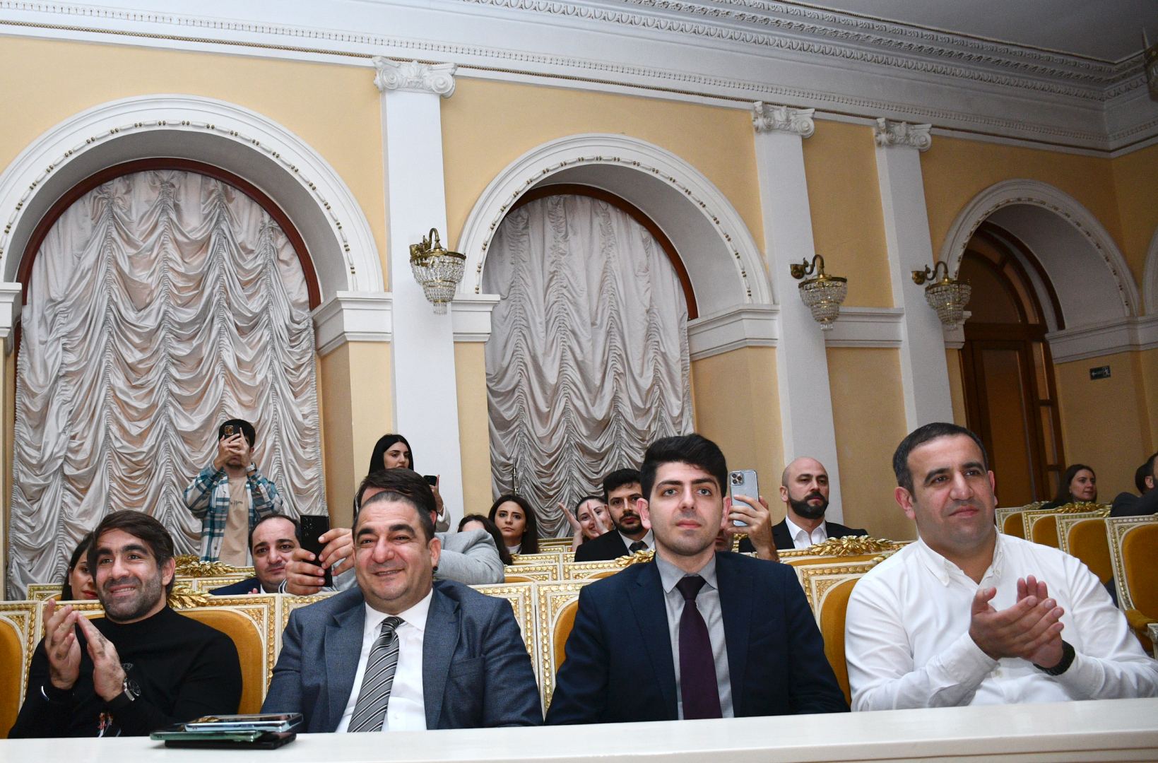Filarmoniyada Orxan Həşimovun rəhbərliyi ilə Qara Qarayev adına Dövlət Kamera Orkestri çıxış edib (FOTO)
