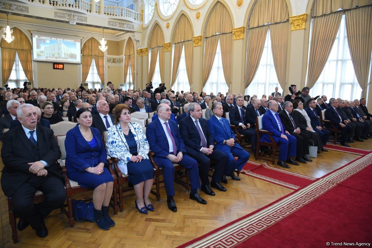 AMEA-nın Ümumi yığıncağı keçirilir (FOTO)