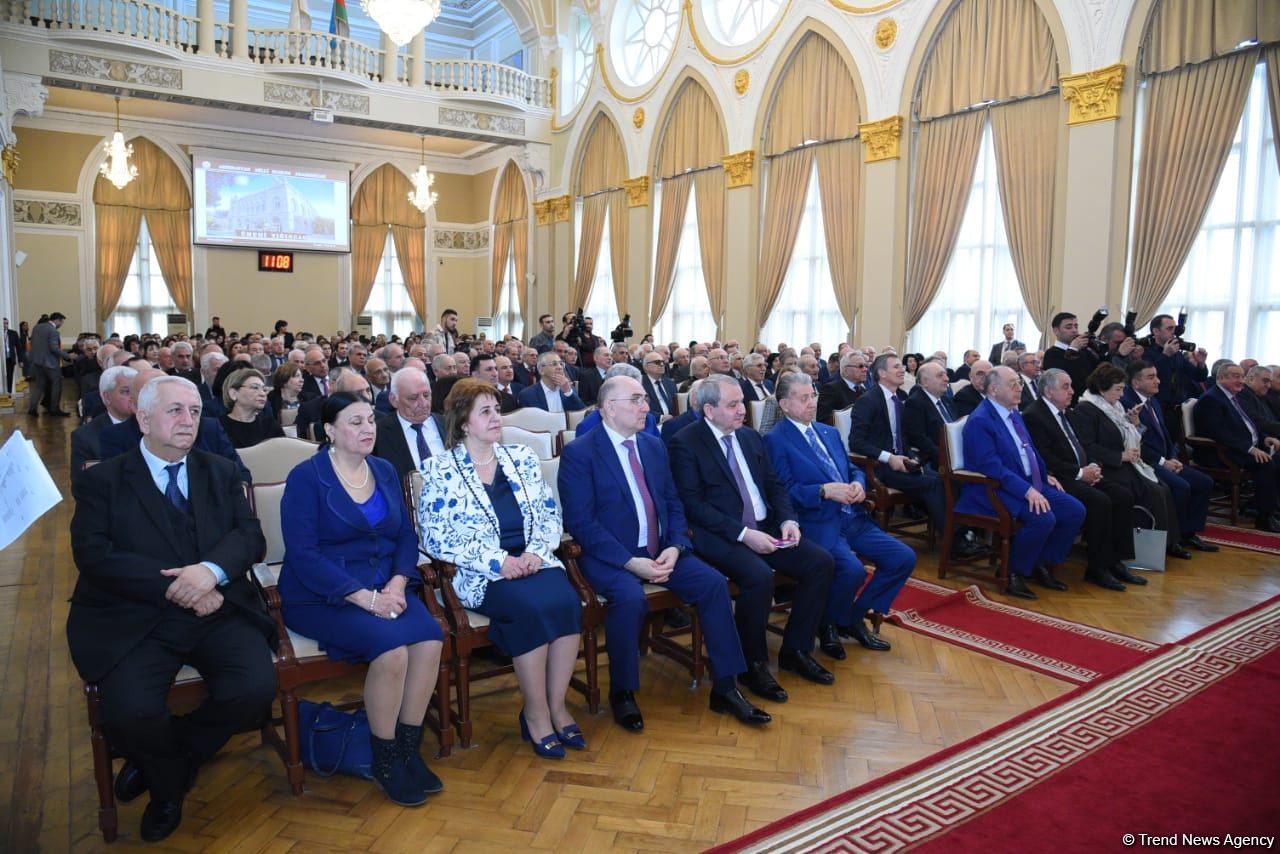 AMEA-nın Ümumi yığıncağı keçirilir (FOTO)