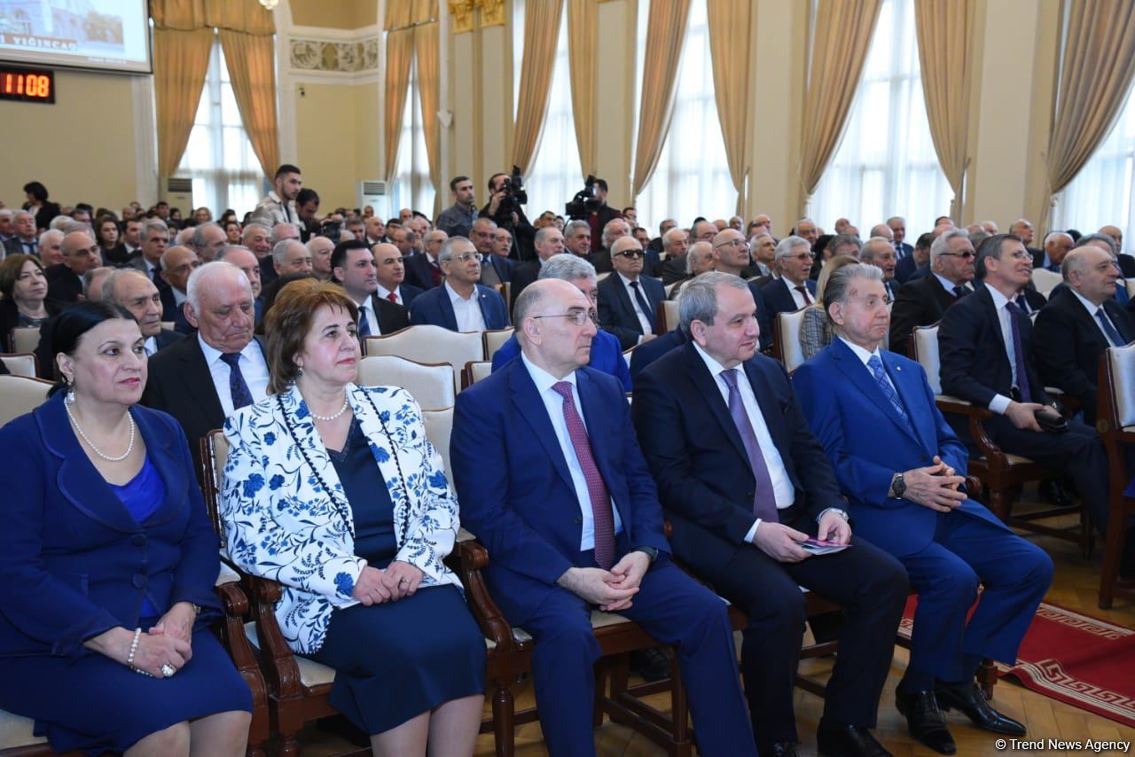 AMEA-nın Ümumi yığıncağı keçirilir (FOTO)