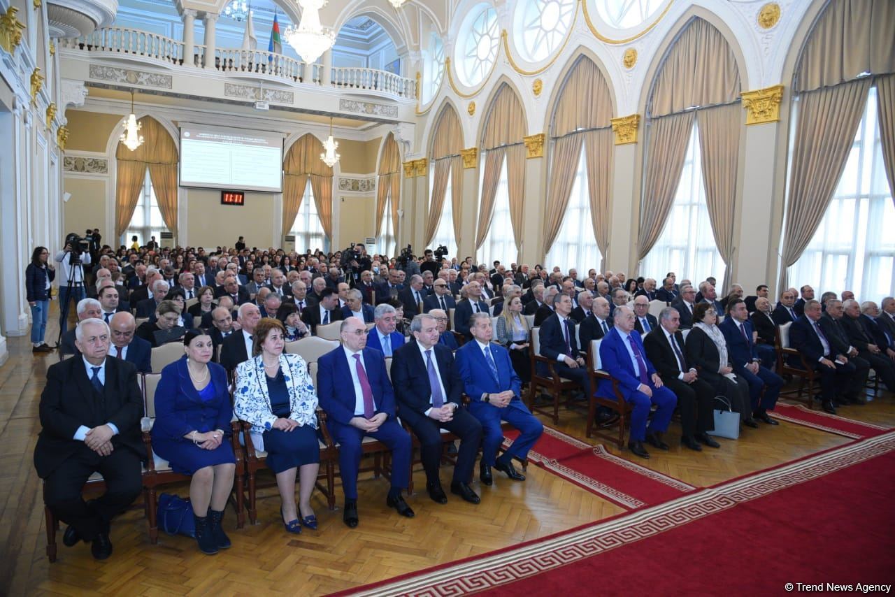 AMEA-nın Ümumi yığıncağı keçirilir (FOTO)