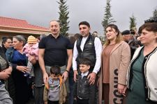 Prezident İlham Əliyev və Birinci xanım Mehriban Əliyevanın Talış kəndinin sakinləri ilə səmimi görüşü (FOTO)