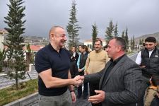 Prezident İlham Əliyev və Birinci xanım Mehriban Əliyeva Talış kəndinin sakinləri ilə görüşüb söhbət ediblər (FOTO)
