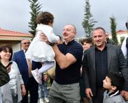 Prezident İlham Əliyev və Birinci xanım Mehriban Əliyeva Talış kəndinin sakinləri ilə görüşüb söhbət ediblər (FOTO)