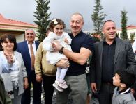Prezident İlham Əliyev və Birinci xanım Mehriban Əliyeva Talış kəndinin sakinləri ilə görüşüb söhbət ediblər (FOTO)
