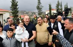 Prezident İlham Əliyev və Birinci xanım Mehriban Əliyeva Talış kəndinin sakinləri ilə görüşüb söhbət ediblər (FOTO)