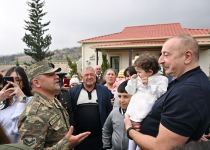 Prezident İlham Əliyev və Birinci xanım Mehriban Əliyeva Talış kəndinin sakinləri ilə görüşüb söhbət ediblər (FOTO)