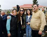 Prezident İlham Əliyev və Birinci xanım Mehriban Əliyeva Talış kəndinin sakinləri ilə görüşüb söhbət ediblər (FOTO)