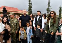 Prezident İlham Əliyev və Birinci xanım Mehriban Əliyeva Talış kəndinin sakinləri ilə görüşüb söhbət ediblər (FOTO)